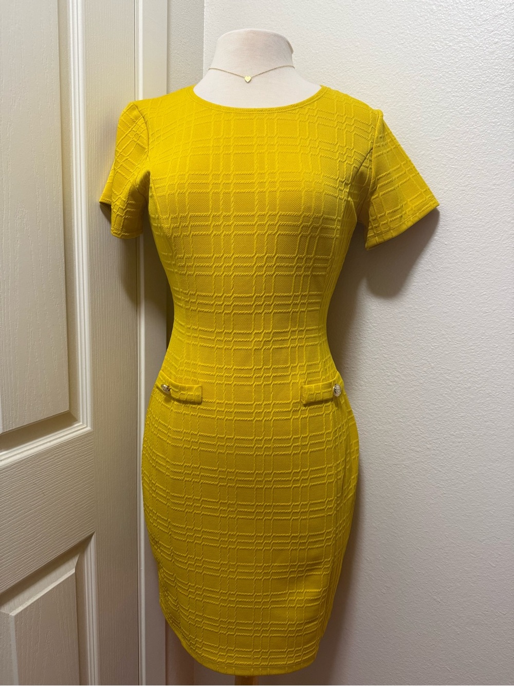 Textured Yellow Short-Sleeve Sheath Dress - Women's Tailored Fit
